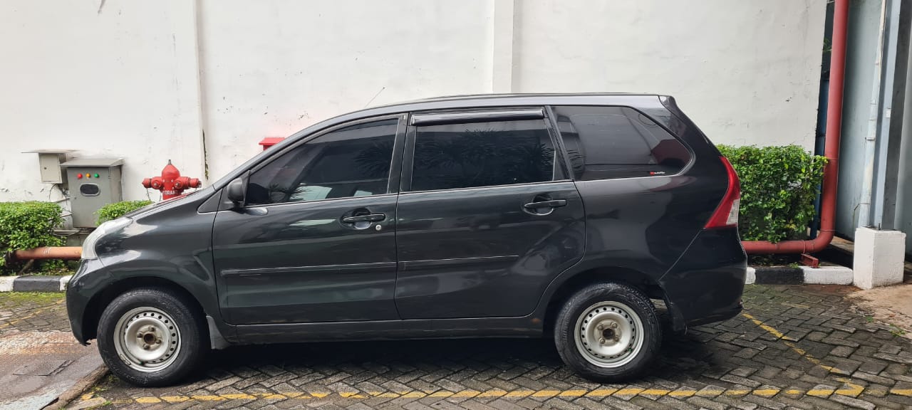 Xenia R Hitam-003